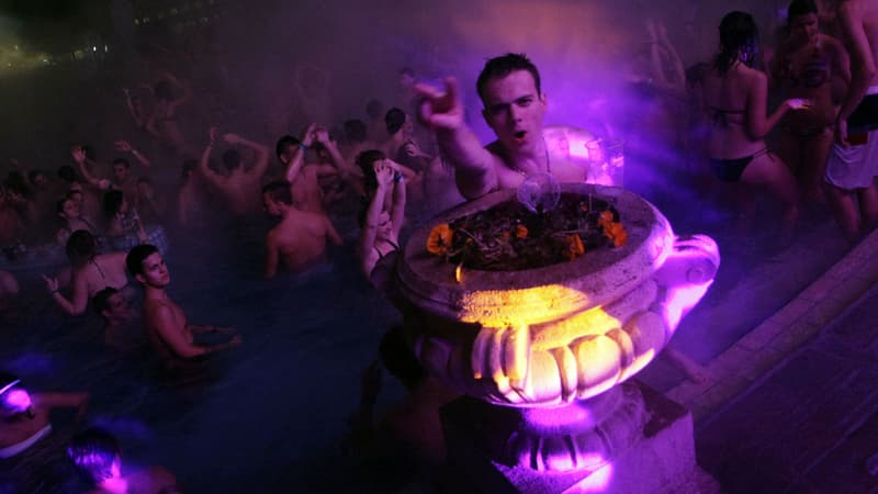 Une fête dans les bains de Budapest, en 2011.