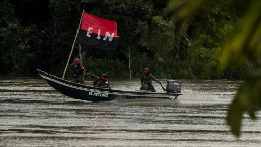 Des membres de l'ELN sur une embarcation, le 21 novembre 2017