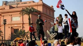 Sur la place Tahrir, au Caire, manifestants et soldats se côtoient au lendemain de la chute de Hosni Moubarak. L'armée égyptienne s'est engagée à rendre le pouvoir aux civils, tandis que les figures de proue de la révolte structurent leur mouvement pour v