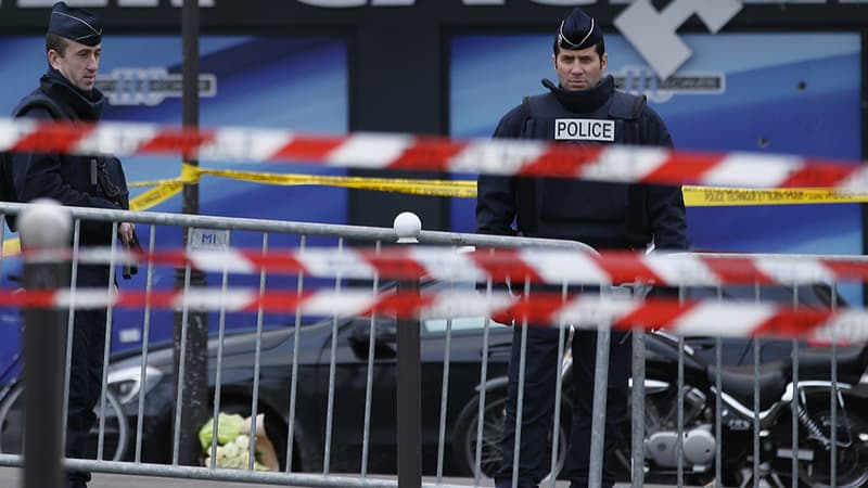 Des policiers en faction devant l'Hyper Cacher de la porte de Vincennes à Paris, ce samedi, au lendemain de la prise d'otages qui a fait cinq morts, dont Amedy Coulibaly.