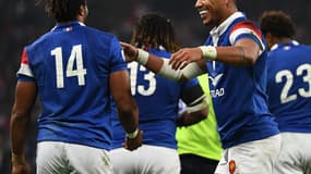 Gaël Fickou, qui salue Teddy Thomas (de dos), a été élu homme du match
