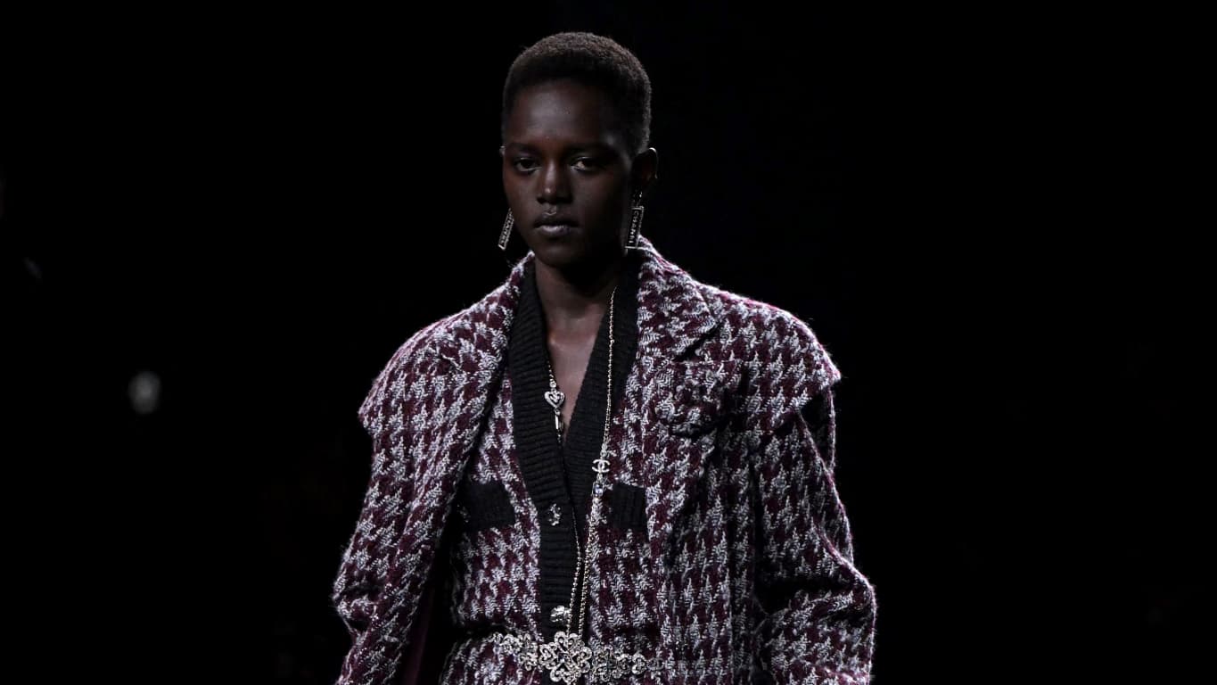 Du tweed, du lurex, lors de son défilé automne-hiver 2023 à la Fashion Week, Chanel a revisité tous ses intemporels. Du tweed, du lurex, lors de son défilé automne-hiver 2023 à la Fashion Week, Chanel a revisité tous ses intemporels.
