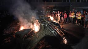 Des agriculteurs manifestent devant la préfecture, à Rennes, dans la nuit de jeudi 2 à vendredi 3 juillet 2015.