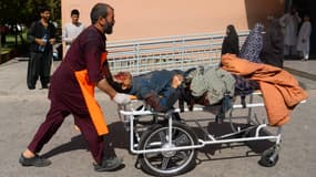 Un homme sur un brancard, blessé après l'explosion d'un bus sur une mine en Afghanistan, le 31 juillet 2019