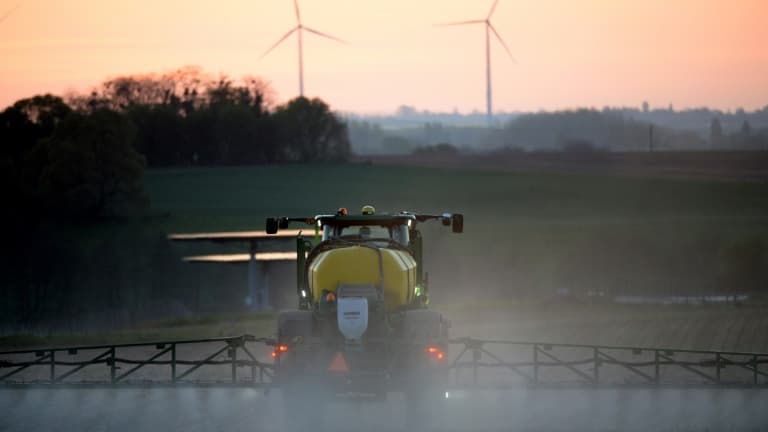 Epandage de glyphosate en avril 2021 à Piace, en France