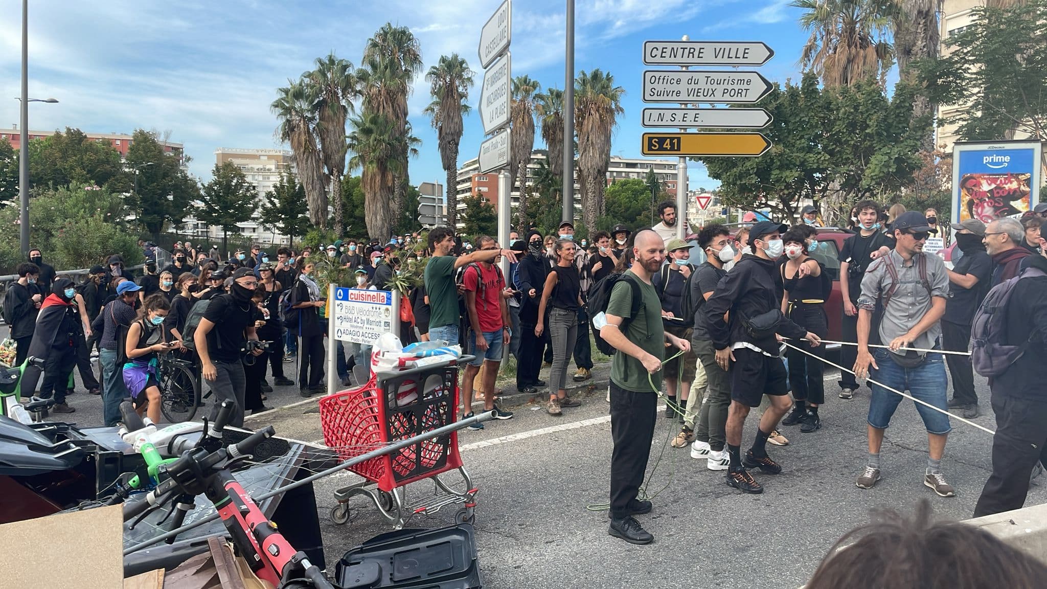 Des centaines de manifestants bloquent l'A50 au niveau du Parc du XXVIème Centenaire. Des centaines de manifestants bloquent l'A50 au niveau du Parc du XXVIème Centenaire.