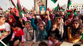 Scène de liesse, place des Martyrs, à Tripoli. Le Conseil national de transition (CNT) libyen a proclamé dimanche la libération du pays, trois jours après la mort de Mouammar Kadhafi, annonçant un avenir démocratique et se réjouissant de la disparition de