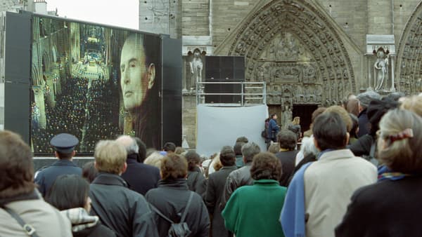 La foule devant la cathédrale Notre-Dame-de-Paris le 11 janvier 1996