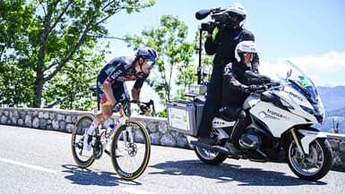Une moto caméra et le coureur autrichien Marco Haller sur le Tour de France, le 14 juillet 2024
