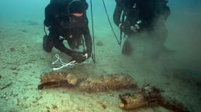 Plongeurs neutralisant des obus de la Seconde Guerre Mondiale en mer méditerranée, le 2 février 2016