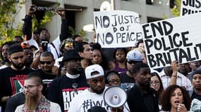 Une foule manifeste à Dallas, au Texas, contre la violence policière après la mort de Philando Castile, abattu par un policier dans sa voiture devant sa compagne et sa petite fille.