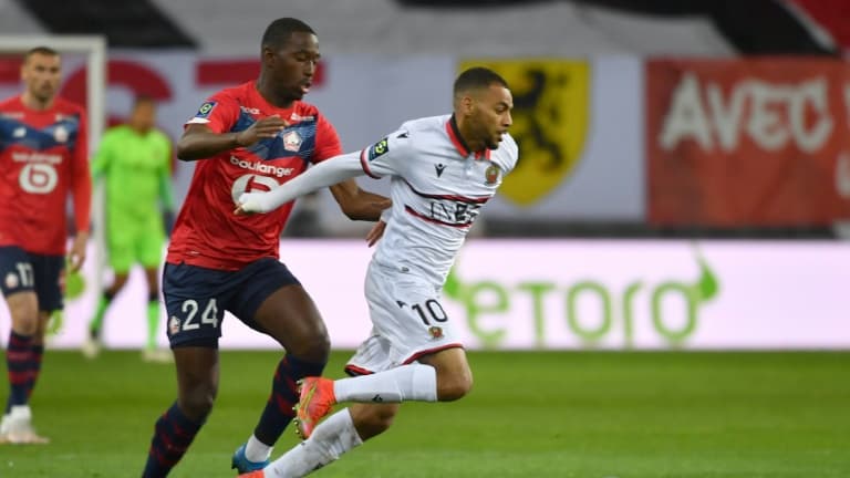 Le milieu de Lille Boubakary Soumaré (g) à la lutte avec l'attaquant de Nice Alexis Claude-Maurice, le 1er mai 2021 à Villeneuve-d'Ascq