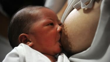 Une mère allaite son bébé à l'hôpital Fabella de Manille, le 8 mai 2015.