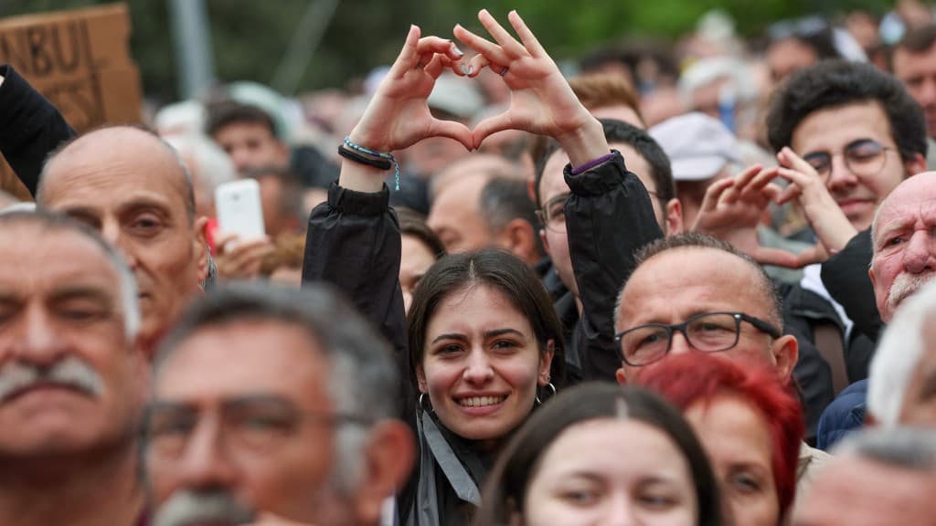 Une jeune femme fait un cœur avec ses mains le 21 avril 2023 à Balikesir, en Turquie, lors d'un rassemblement de Kemal Kiriçdaroglu. Une jeune femme fait un cœur avec ses mains le 21 avril 2023 à Balikesir, en Turquie, lors d'un rassemblement de Kemal Kiriçdaroglu.