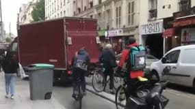 Une piste cyclable sur laquelle stationne un camion à Paris.