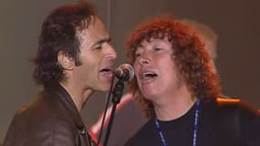 Jean-Jacques Goldman et Claude Le Peron, sur la scène de Solidays en 1999.