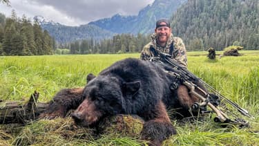 La star de NFL Carson Wentz provoque une polémique après avoir tué un ours 