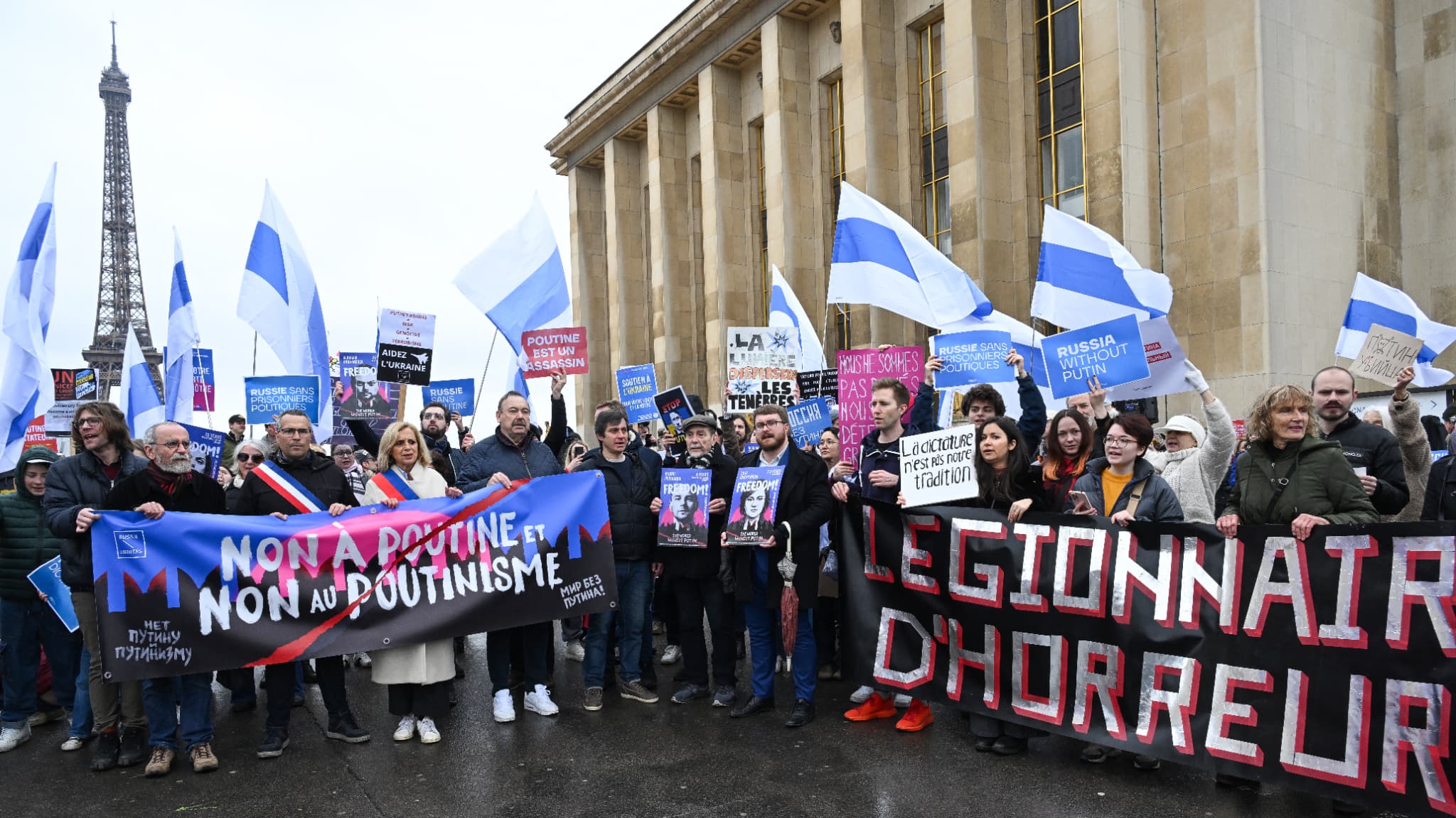 Des manifestants anti-Poutine rassemblés à Paris le jour de l'élection présidentielle russe, le 17 mars 2024