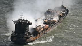 De la fumée s'élève du cargo MV Solong en mer du Nord, au large de Withernsea, à l'est de l'Angleterre, le 11 mars 2025, après sa collision avec le pétrolier MV Stena Immaculate le 10 mars.