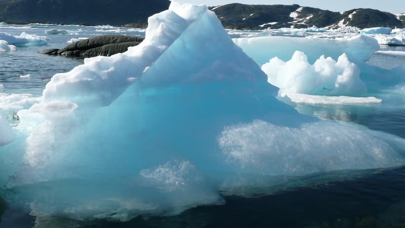 La glace de l'Arctique fond de plus en plus rapidement.
