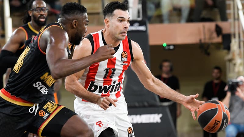 Yakuba Ouattara de Monaco face à Kostas Sloukas de l'Olympiacos, à Monaco, le 10 janvier 2023
