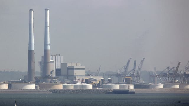 Vue sur le centre de stockage de pétrole brut près du port du Havre, ici en 2010.