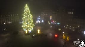 Et le sapin de Noël de Strasbourg s'illumine à son tour...