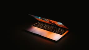 Le MacBook Pro est à prix réduit, c'est disponible sur un site e-commerce bien connu