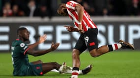 Ibrahima Konaté au sol lors de Brentford-Liverpool
