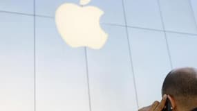 Apple a annoncé avoir engagé l'ex-directeur général d'Yves Saint laurent, mardi 2 juillet.