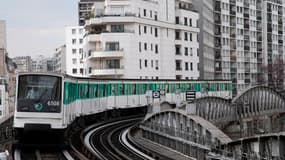 Un voyageur meurt après être tombé sur les rails du métro