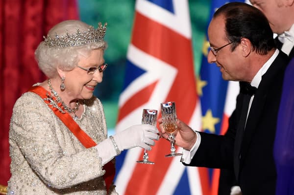 La reine Elizabeth et le président François Hollande en 2014, à l'occasion de la visite d'Etat de la souveraine. La reine Elizabeth et le président François Hollande en 2014, à l'occasion de la visite d'Etat de la souveraine.