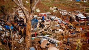 Des personnes tentent de reconstruire une habitation dans la ville de Mamoudzou, sur le territoire français de Mayotte, dans l'océan Indien, le 18 décembre 2024, après que le cyclone Chido a frappé l'archipel.