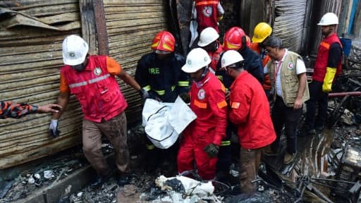 Les pompiers transportent le corps d'une des victimes de l'incendie de Dacca, le 21 février 2019 Les pompiers transportent le corps d'une des victimes de l'incendie de Dacca, le 21 février 2019