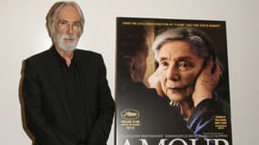 Michael Hanke pose à côté de l'affiche de son film "Amour" grâce auquel il accumule les récompenses