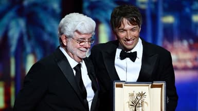 Le réalisateur Sean Baker recevant la Palme d'or pour "Anora" de la part de George Lucas le 25 mai 2024 au Festival de Cannes