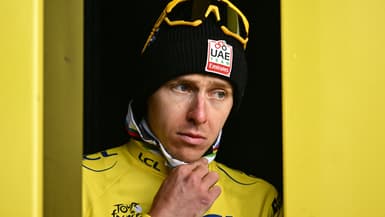 Tadej Pogacar la mine triste sur le podium du Tour de France après la 19e étape, 25 juillet 2025
