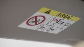 Une étiquette "airbag" apposée sur le pare-soleil d'un véhicule (photo d'illustration).