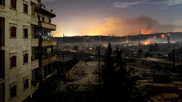 La ville d'Alep sous les bombes, un soir de décembre 2012. En quatre années de guerre civile, la Syrie a été littéralement plongée dans le noir. Ici, le pays vu du ciel en 2011.