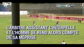 Un agent de sécurité rentre sur le terrain pendant un match