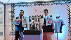 Des supporters du Celta de Vigo avec le trophée de la Coupe Intertoto, le 19 octobre 2024.