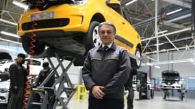 Le directeur général de Renault Luca de Meo dans l'usine ReFactory de Flins, près de Paris, le 30 novembre 2021