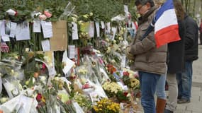Un homme rend hommage aux victimes du Bataclan, à Paris.