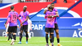 Neymar avec Presnel Kimpembe, le 1er mai 2021