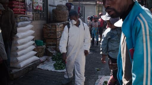 Un homme désinfecte les rues du marché d'Antananarivo, le 10 octobre 2017.