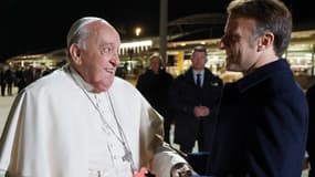 Le pape François serre la main d'Emmanuel Macron à l'aéroport d'Ajaccio, en Corse, le 15 décembre 2024. 