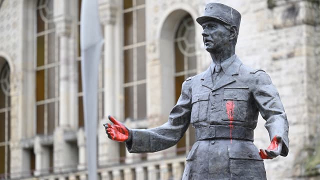 La statue de Charles de Gaulle dégradée à la peinture rouge, à Metz, le 8 décembre 2022