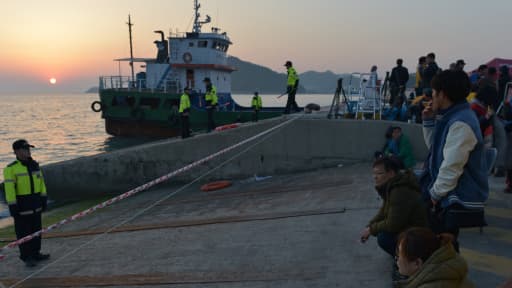 Des proches des disparus du ferry naufragé attendent des nouvelles, sur la jetée de l'île voisine de Jindo.