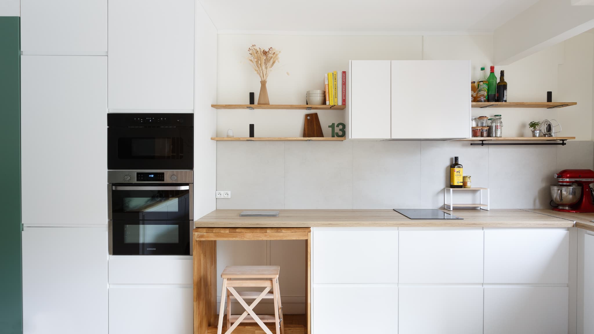 Pour ce projet spécial  petit espace : le plan de travail de la cuisine a été optimisé pour être transformé en bureau. 