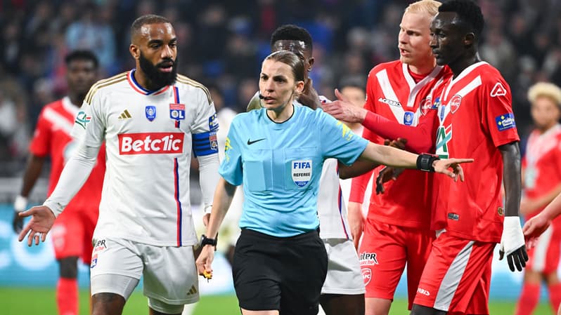 Stéphanie Frappart lors d'OL-Valenciennes le 2 avril 2024